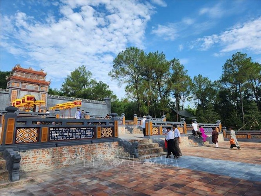 Du khách tham quan lăng mộ Nghi Thiên Chương Hoàng hậu Từ Dũ. 