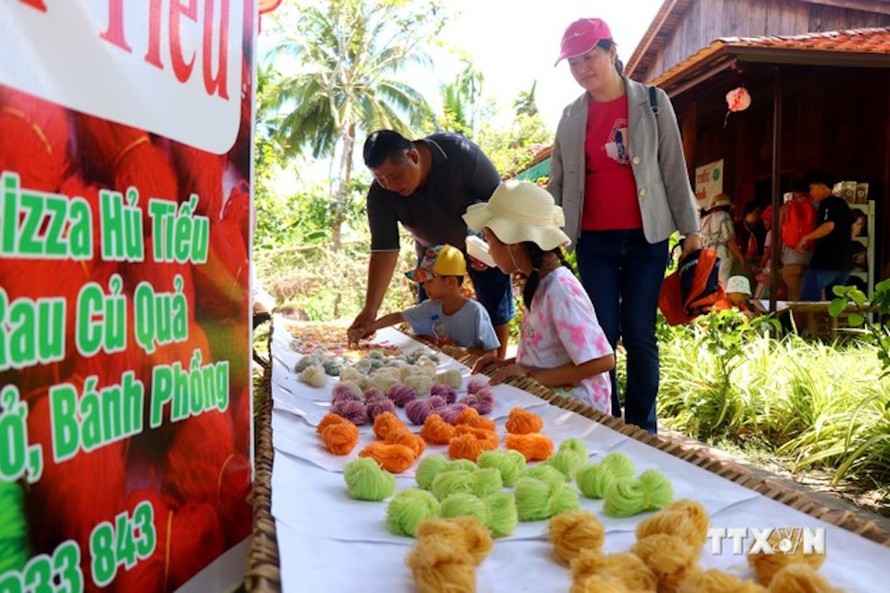 Du khách tìm hiểu về các loại sợi hủ tiếu miền Tây. 