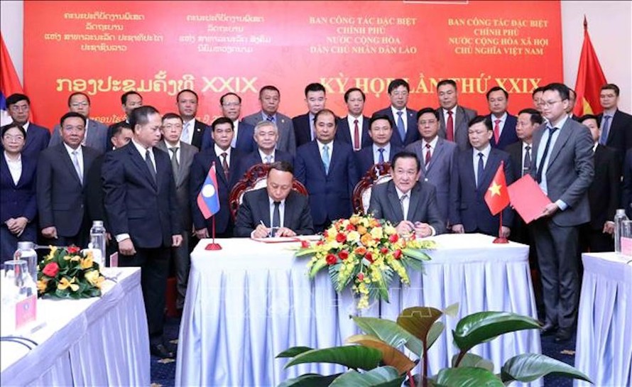 Thượng tướng Võ Minh Lương (phải), Thứ trưởng Bộ Quốc phòng, Trưởng ban Ban Công tác đặc biệt Chính phủ Việt Nam và Thượng tướng Thongloi Silivong (trái), Thứ trưởng Bộ Quốc phòng, Chủ nhiệm Tổng cục Chính trị QĐND Lào, Trưởng ban Ban Công tác đặc biệt Chính phủ Lào, ký Biên bản Kỳ họp. 