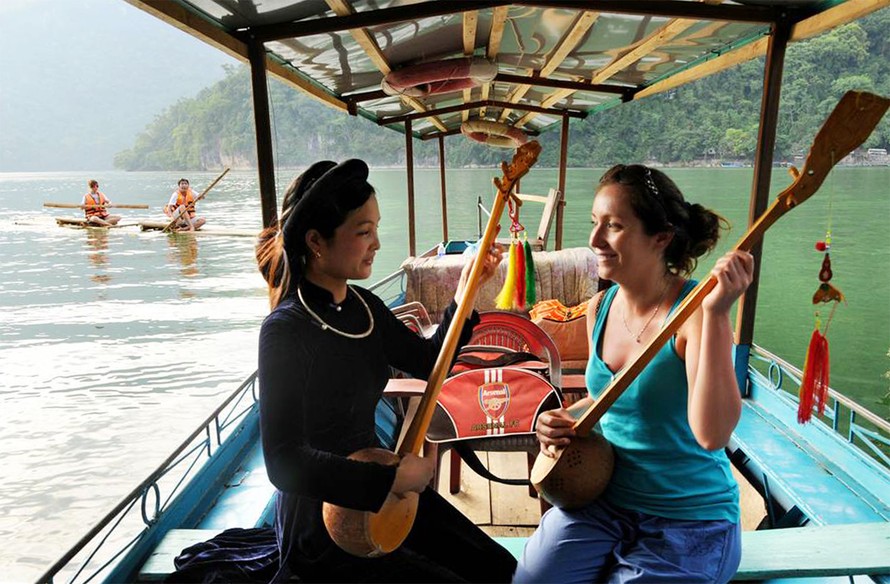 Tiếng đàn tính trên hồ Ba Bể (tỉnh Bắc Kạn).