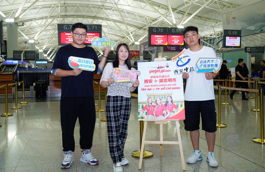 Hành khách đáp chuyến bay của Vietjet từ Tây An đi TP. HCM, hào hứng chờ đón hành trình khám phá Việt Nam