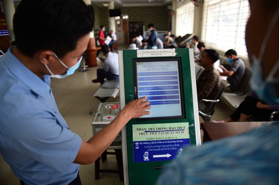 Người dân đến làm thủ tục hành chính tại bộ phận một cửa ở TP.HCM. (Ảnh minh hoạ)