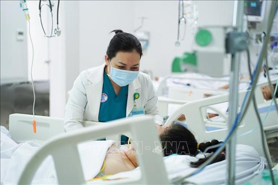 Bác sĩ Bệnh viện Chợ Rẫy điều trị cho bệnh nhân viêm não tự miễn MNDAR. 