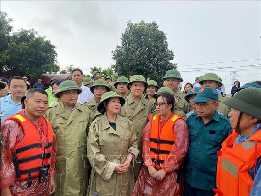Đồng chí Bùi Thị Minh Hoài, Ủy viên Bộ Chính trị, Bí thư Thành ủy Hà Nội (đứng giữa) trao đổi động viên lực lượng xung kích phòng chống lũ tại huyện Quốc Oai. 