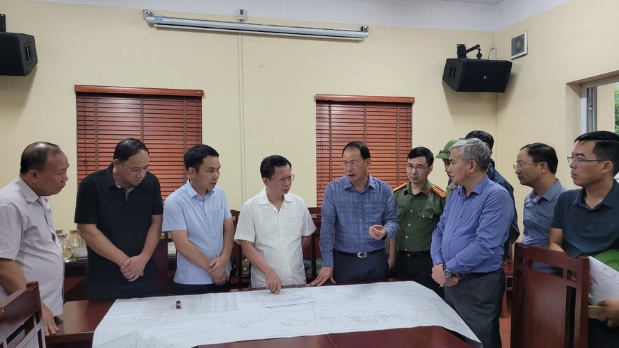 Chủ tịch UBND tỉnh Quảng Ninh (thứ 4 từ trái sang) trực tiếp chỉ đạo khắc phục hậu quả vụ tai nạn hầm lò tại Công ty Than Hòn Gai - TKV.