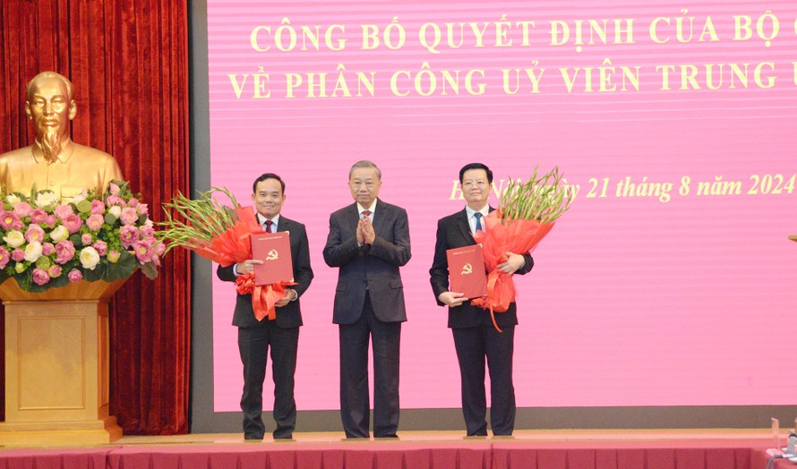 Tổng Bí thư, Chủ tịch nước Tô Lâm trao quyết định của Bộ Chính trị cho hai ông Trần Lưu Quang và Mai Văn Chính.