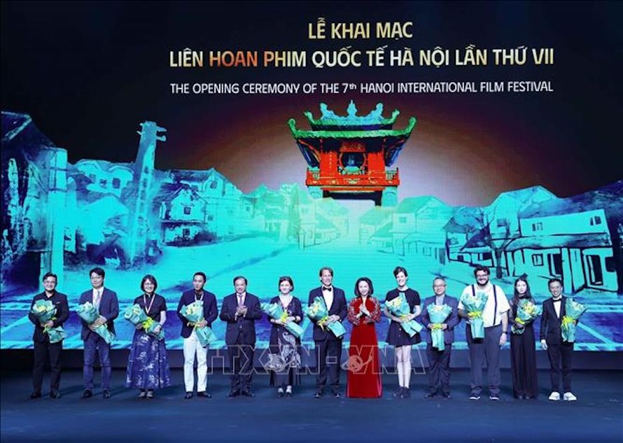 Ban Tổ chức tặng hoa Ban Giám khảo liên hoan. 