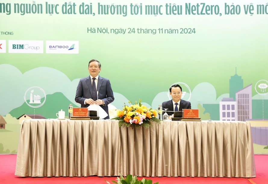 Chủ tịch Hội Nông dân Việt Nam- Bộ trưởng Bộ Tài nguyên và Môi trường Lắng nghe nông dân nói.