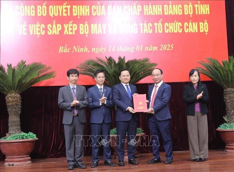 Bí thư Tỉnh ủy Bắc Ninh Nguyễn Anh Tuấn (thứ 3, trái sang) trao Quyết định chuyển chức năng nhiệm vụ của Ban Bảo vệ sức khỏe cán bộ tỉnh về Ban Tổ chức Tỉnh ủy, Sở Y tế, Bệnh viện Đa khoa tỉnh Bắc Ninh. 