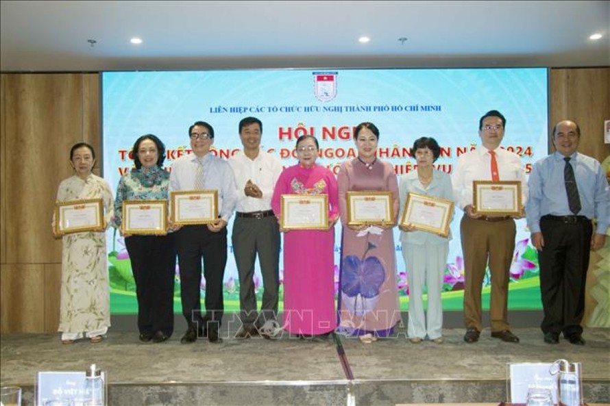 Trao tặng Giấy khen của Liên hiệp các tổ chức hữu nghị Thành phố Hồ Chí Minh cho các tập thể có thành tích năm 2024. Ảnh: TTXVN