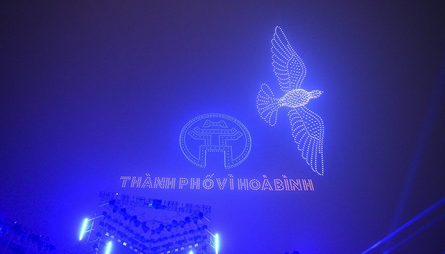 Hòa nhạc ánh sáng - Chào năm mới 2025 là sự kết hợp chưa từng có giữa ánh sáng - dàn nhạc giao hưởng trên không gian của hồ Tây đem lại cảm xúc mới lạ, thú vị cho người xem. 