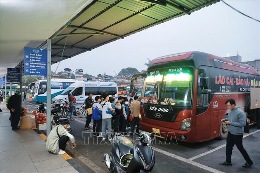 Khách lên xe về quê đón Tết tại bến xe Gia Lâm. 