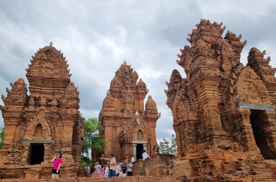 Du khách tham quan Di tích kiến trúc nghệ thuật Quốc gia đặc biệt tháp Po Klong Garai (phường Đô Vinh, thành phố Phan Rang – Tháp Chàm).