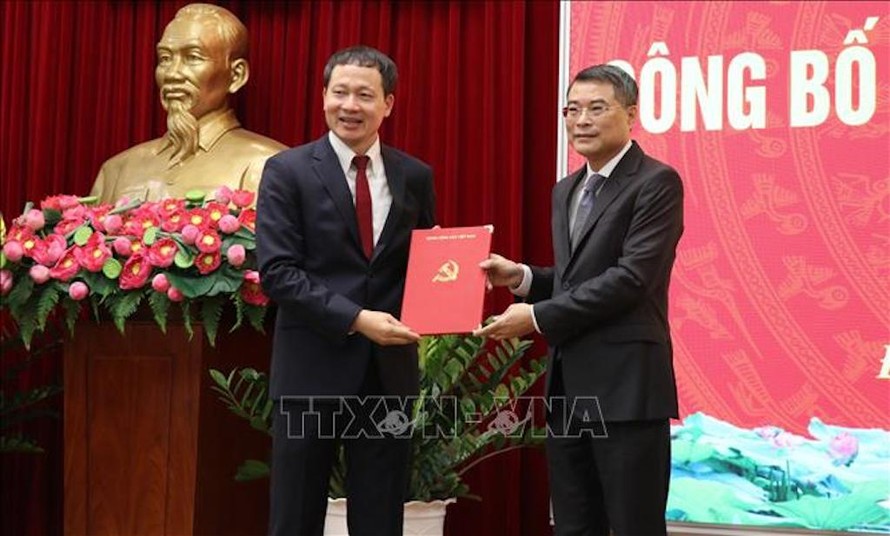 Trưởng Ban Tổ chức Trung ương Lê Minh Hưng (bên phải) trao quyết định của Bộ Chính trị về việc điều động, chỉ định ông Vũ Hồng Văn giữ chức Bí thư Tỉnh ủy Đồng Nai. 