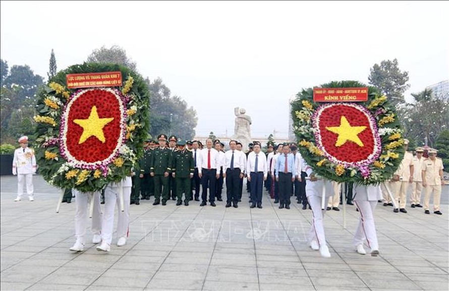 Đoàn đại biểu Thành ủy, Hội đồng nhân dân, Ủy ban nhân dân, Ủy ban Mặt trận Tổ quốc Việt Nam Thành phố Hồ Chí Minh dâng hoa, dâng hương tại Nghĩa trang Liệt sỹ Thành phố Hồ Chí Minh ở Đồi không tên, thành phố Thủ Đức, Thành phố Hồ Chí Minh. 