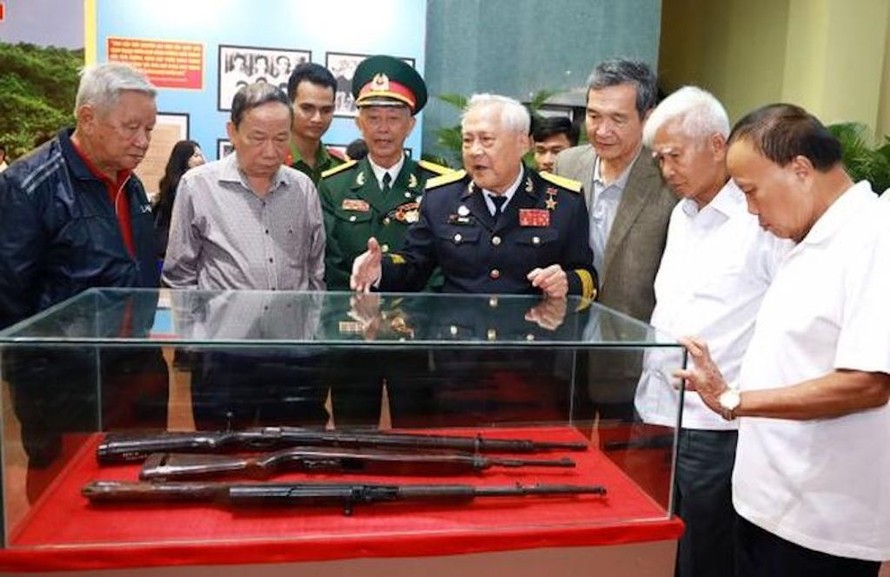 Anh hùng Lực lượng vũ trang Hồ Đắc Thạnh (thứ tư từ phải sang) giới thiệu một số mẫu vũ khí do tàu không số vận chuyển từ miền Bắc vào bến Vũng Rô. 