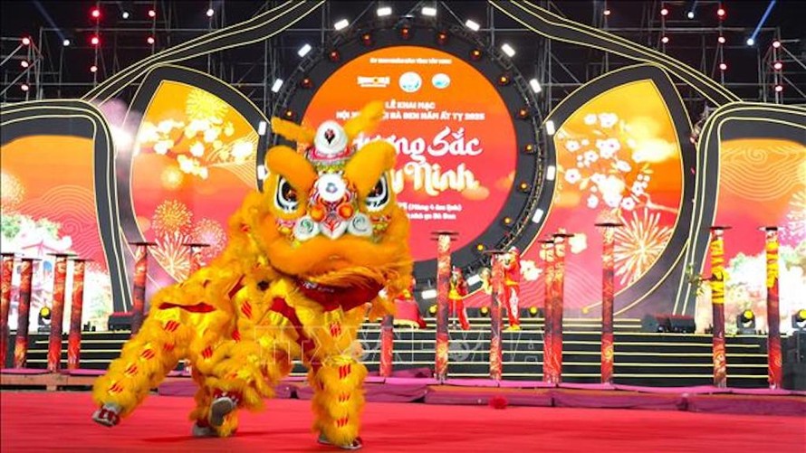 Màn trình diễn múa Lân kết hợp với âm nhạc hiện đại phục vụ người dân và du khách. 