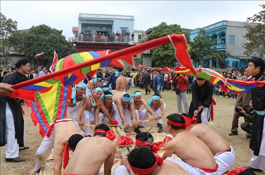 Không khí kéo co rất náo nhiệt với chiêng, trống, cờ quạt. 