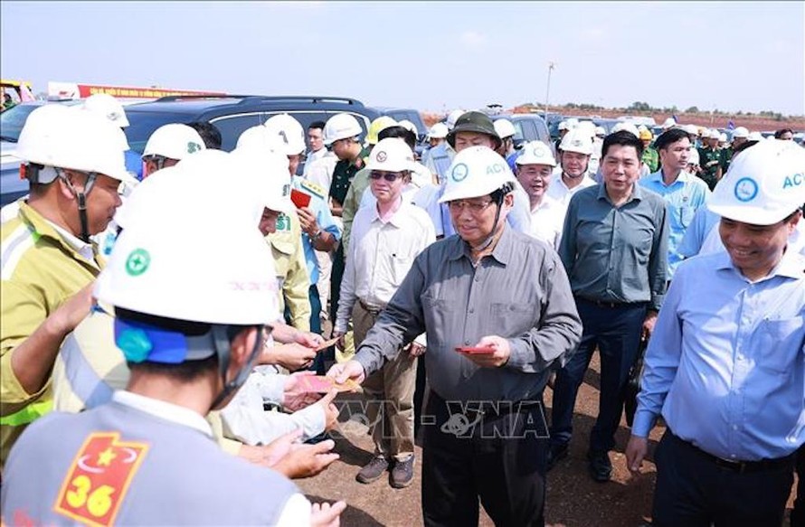 Thủ tướng Phạm Minh Chính chúc Tết kỹ sư, công nhân các đơn vị thi công sân bay Long Thành. 