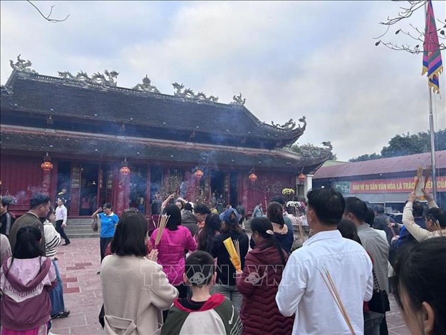 Trung bình mỗi ngày Tết, đền Ông Hoàng Mười đón từ 15.000 - 25.000 lượt khách đến chiêm bái. 