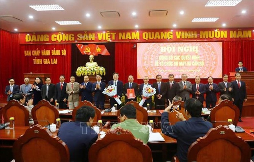 Đồng chí Rah Lan Chung, Phó Bí thư Tỉnh ủy, Chủ tịch UBND tỉnh (cầm quyết định) giữ chức Bí thư Đảng ủy UBND tỉnh Gia Lai nhiệm kỳ 2020 - 2025. 