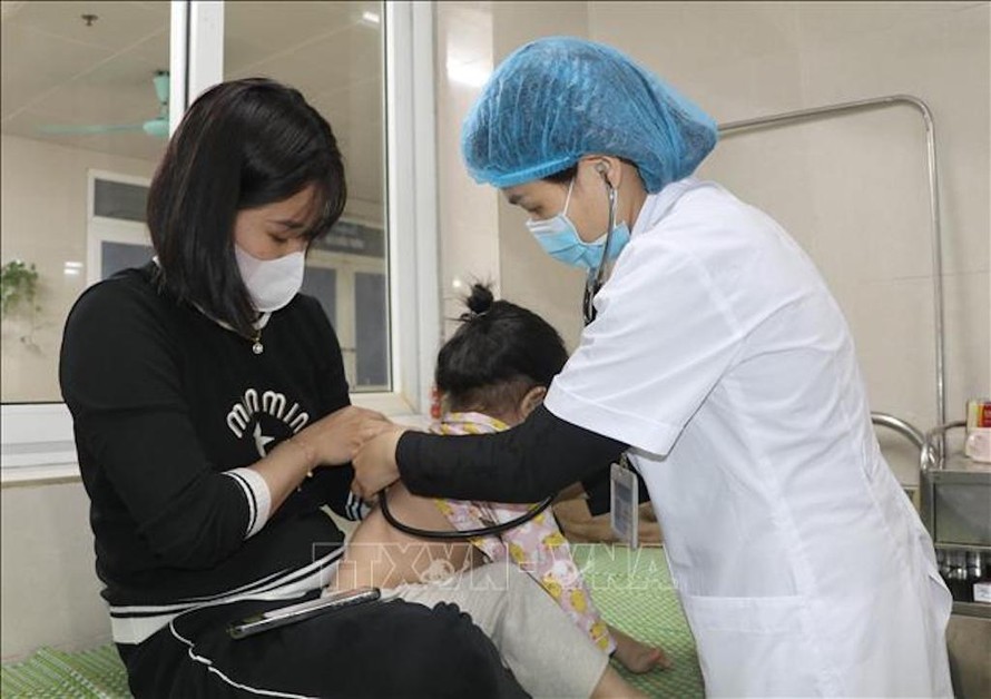 Trẻ em đến khám và điều trị các bệnh liên quan tới đường hô hấp tại Bệnh viện Sản Nhi Ninh Bình. 
