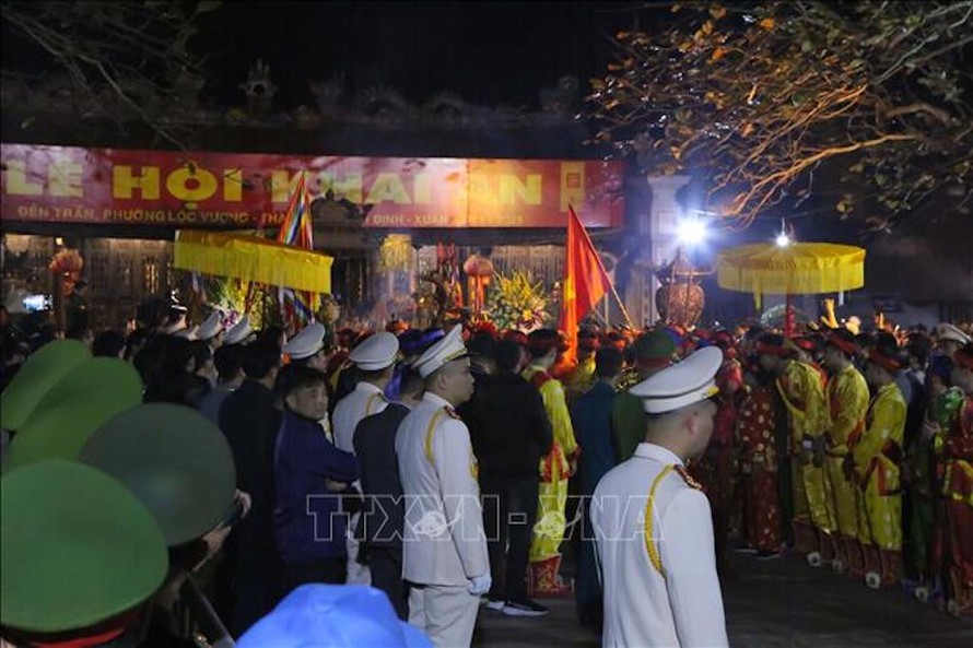 Rước Kiệu ấn từ đền Cố Trạch sang đền Thiên Trường. 