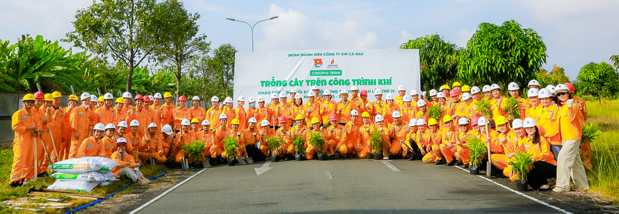 Toàn thể PV GAS CA MAU ra quân trồng cây mùa xuân