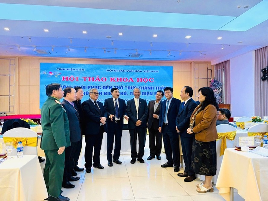 Các đại biểu trao đổi tại Hội thảo khoa học. 