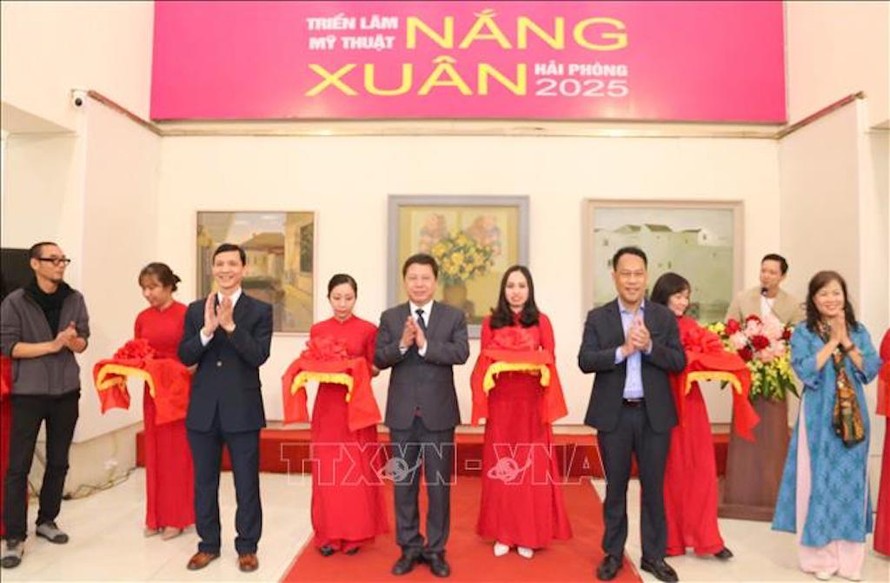 Đại biểu cắt băng khai mạc triển lãm. 