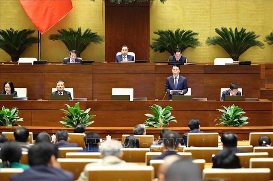 Bộ trưởng Bộ Thông tin và Truyền thông Việt Nam Nguyễn Mạnh Hùng giải trình các câu hỏi của các đại biểu. 