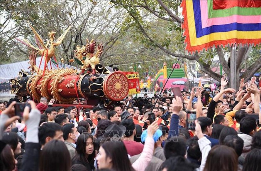 Hàng nghìn người tham gia đoàn rước pháo tại lễ hội rước pháo Đồng Kỵ (Bắc Ninh). 
