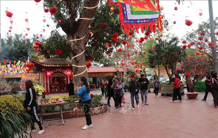 Du khách tham quan, chiêm bái tại Đền Mẫu Ỷ La (thành phố Tuyên Quang). 