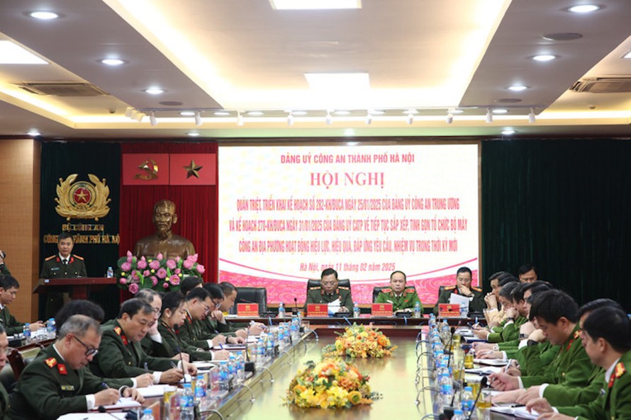 59 đồng chí giữ các chức vụ lãnh đạo, chỉ huy các cấp của Công an thành phố Hà Nội đã tự nguyện xin nghỉ hưu trước thời hạn; 10 đồng chí lãnh đạo Trưởng phòng, Trưởng Công an cấp huyện tự nguyện xin giữ chức vụ thấp hơn chức vụ đang đảm nhiệm.. 