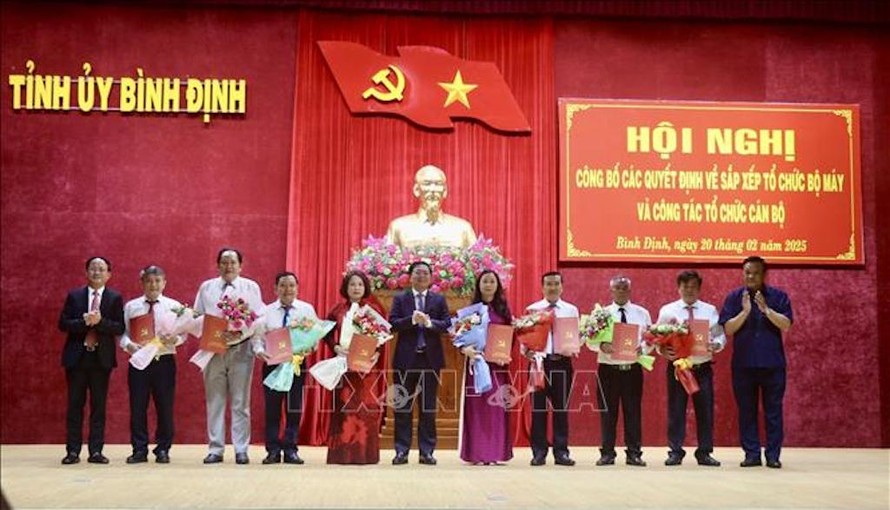 Trao quyết định của Ban thường vụ tỉnh ủy Bình Định về luân chuyển, bổ nhiệm, điều động cán bộ. 