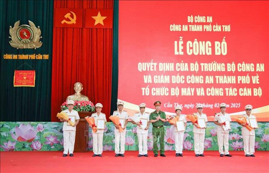 Trao các quyết định cho lãnh đạo các đơn vị được điều động nhận nhiệm vụ mới của Công an thành phố Cần Thơ. 