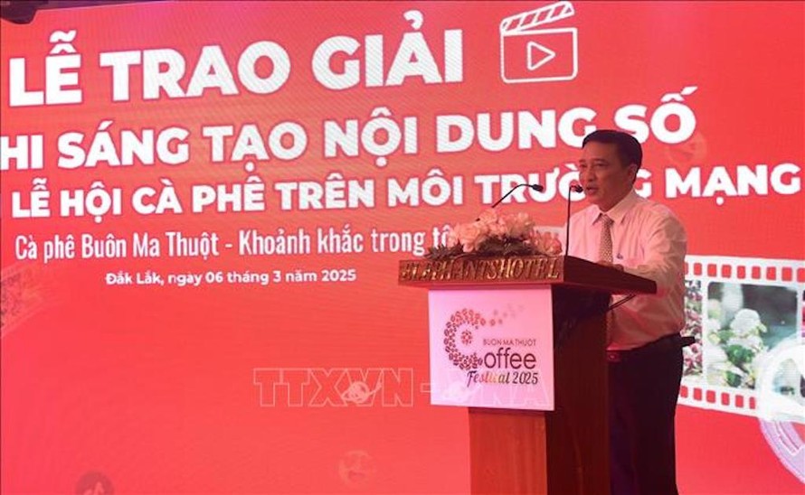 Ông Nguyễn Quốc Hiệp, Phó Giám đốc Sở Văn hóa, Thể thao và du lịch tỉnh Đắk Lắk, Trưởng Ban Giám khảo Cuộc thi, phát biểu tại lễ trao giải. 
