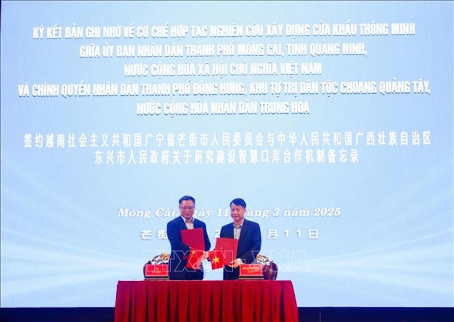 Chủ tịch UBND thành phố Móng Cái (Việt Nam) Hồ Quang Huy và Thị trưởng chính quyền nhân dân thành phố Đông Hưng (Trung Quốc) Lí Kiện trao đổi các nội dung thúc đẩy hợp tác hữu nghị và ký kết Bản ghi nhớ. 