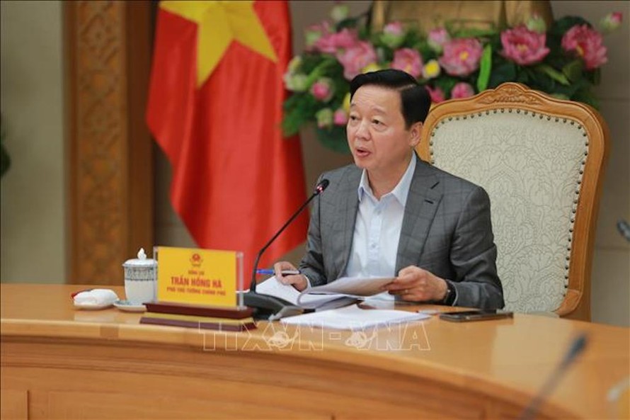 Phó Thủ tướng Trần Hồng Hà phát biểu tại cuộc họp. 