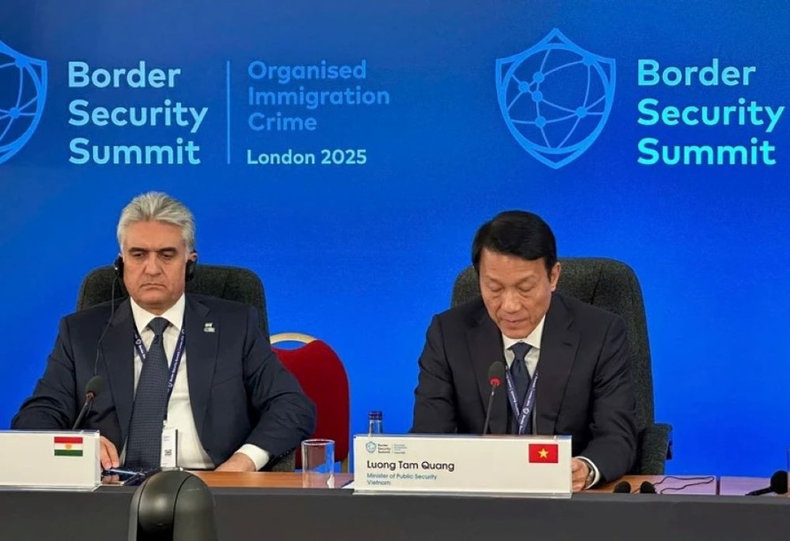 Bộ trưởng Công an Lương Tam Quang (phải) dự và phát biểu tại Hội nghị.