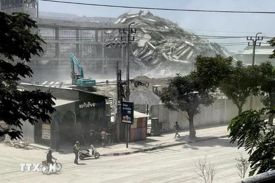 Tòa nhà bị sập do động đất tại Bangkok, Thái Lan, ngày 28/3/2025. (Ảnh: Straits Times/TTXVN)