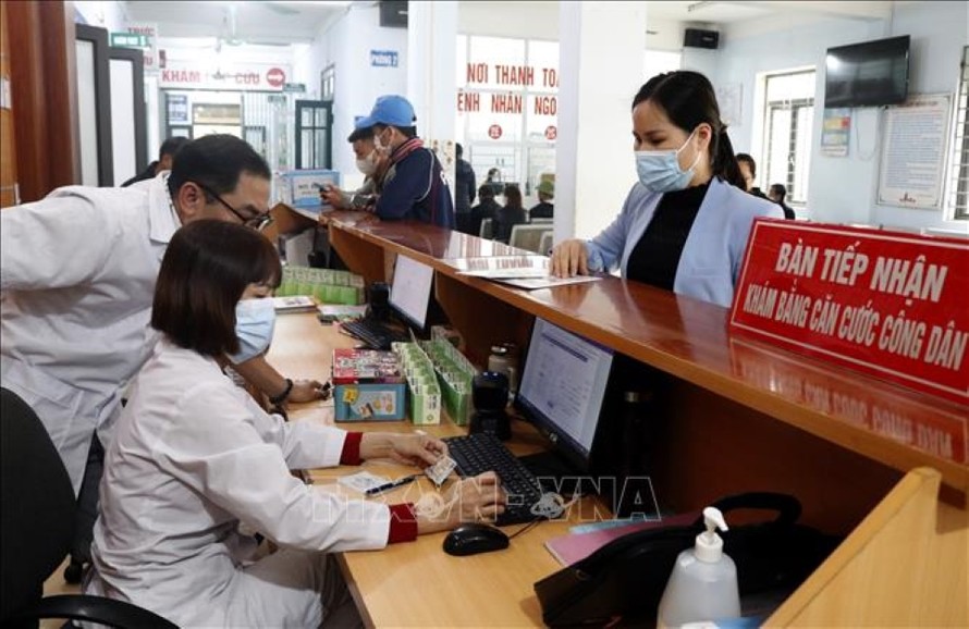 Người dân đăng kí khám chữa bệnh bằng căn cước công dân. Ảnh tư liệu: TTXVN