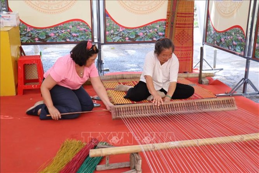 Nghệ nhân Diệp Thị Som (bên phải) dệt chiếu Cà Hom.