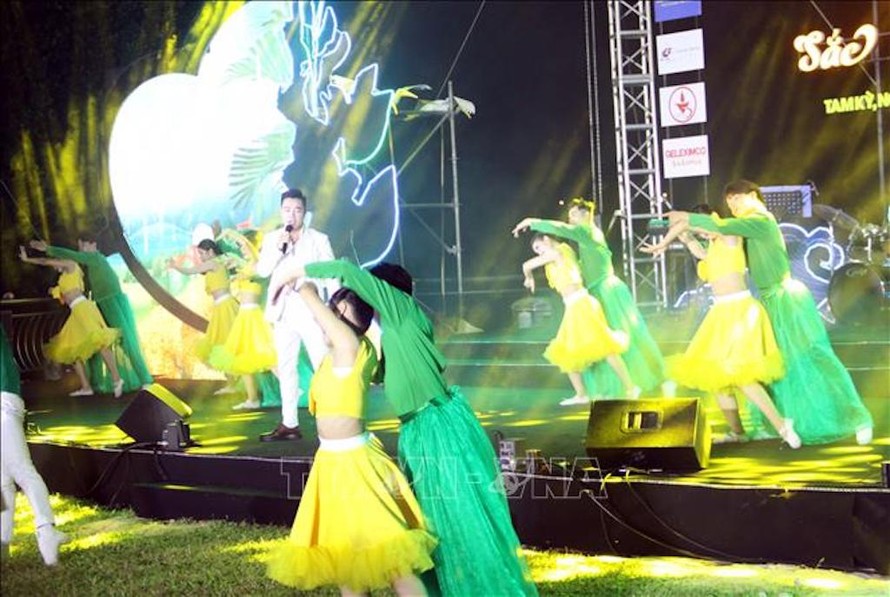 Một tiết mục nghệ thuật tại đêm khai mạc lễ hội. 