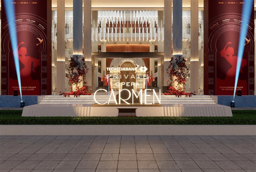 Khách mời bước vào “không gian Carmen” ngay từ sảnh nhà hát 