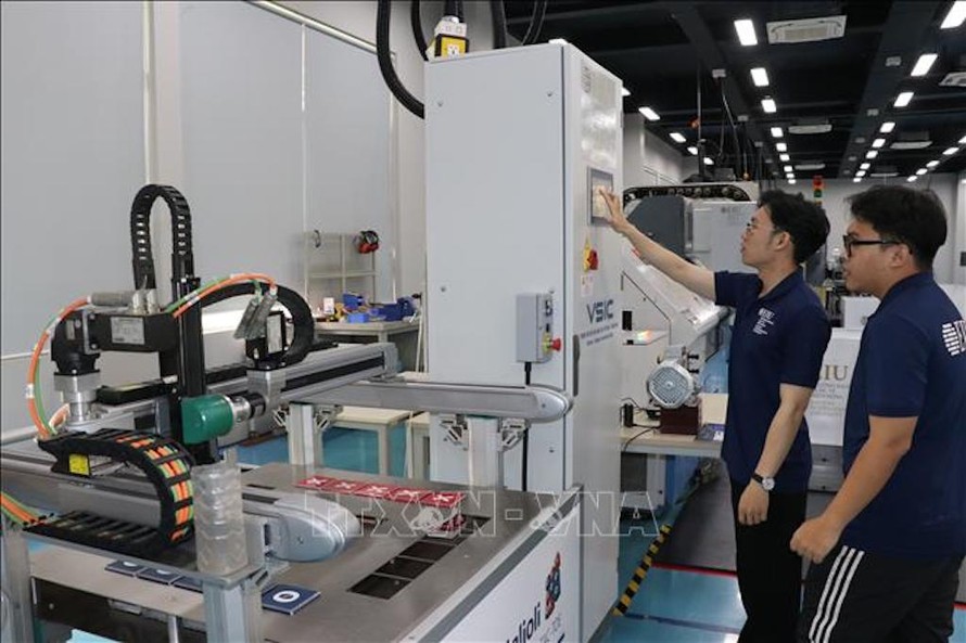 Trung tâm đổi mới sáng tạo Công nghiệp 4.0 (IIC) thuộc Trường Quốc tế Miền Đông (Eastern International University) tỉnh Bình Dương - nơi đào tạo nhân lực chất lượng cao. 