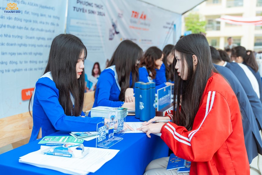 Thí sinh tìm hiều về các chương trình đào tạo và công tác tuyển sinh đại học. (Ảnh minh hoạ) 