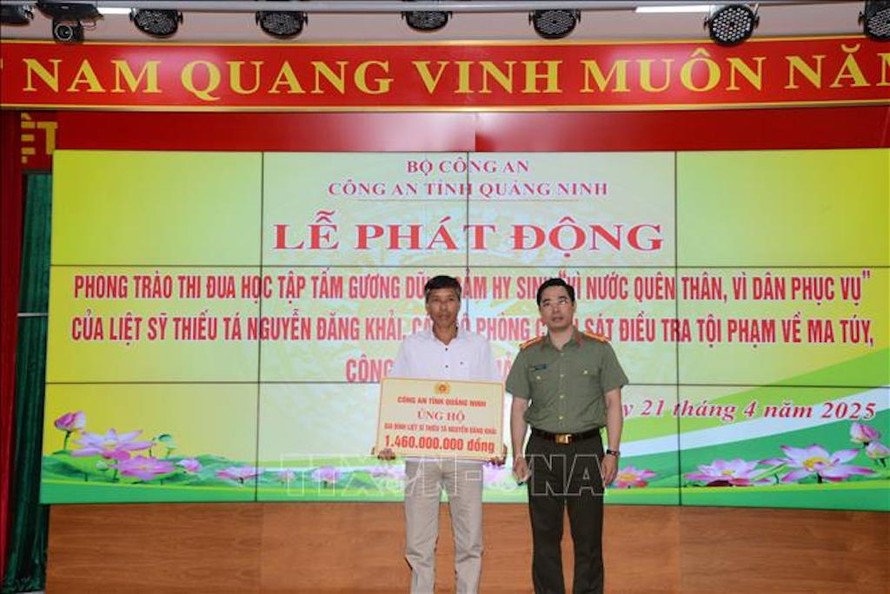 Đại tá Trần Văn Phúc, Giám đốc Công an tỉnh Quảng Ninh, trao hỗ trợ cho bố Liệt sĩ Nguyễn Đăng Khải. 