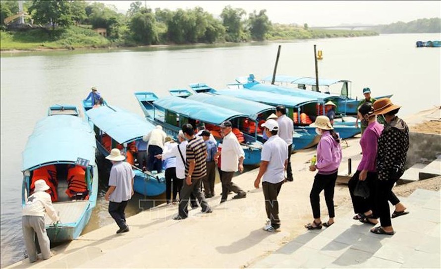 Du khách xuống thuyền tham quan động Phong Nha. 