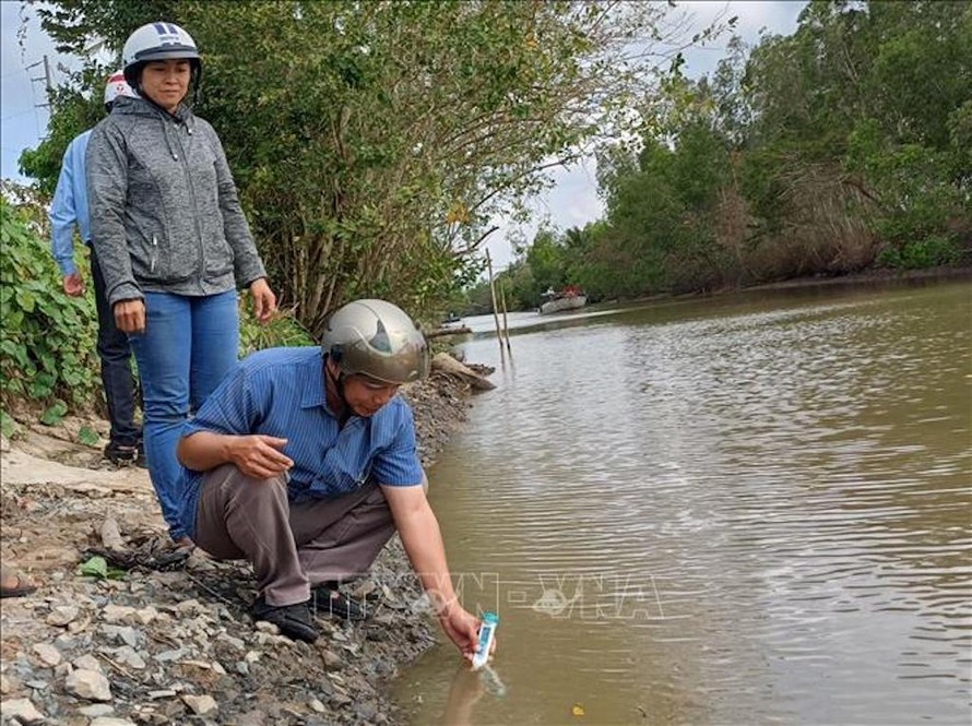 Ngành chức năng tỉnh Sóc Trăng tăng cường quan trắc (đo mặn) tại các tuyến kênh có nguy cơ mặn xâm nhập vào nội đồng.